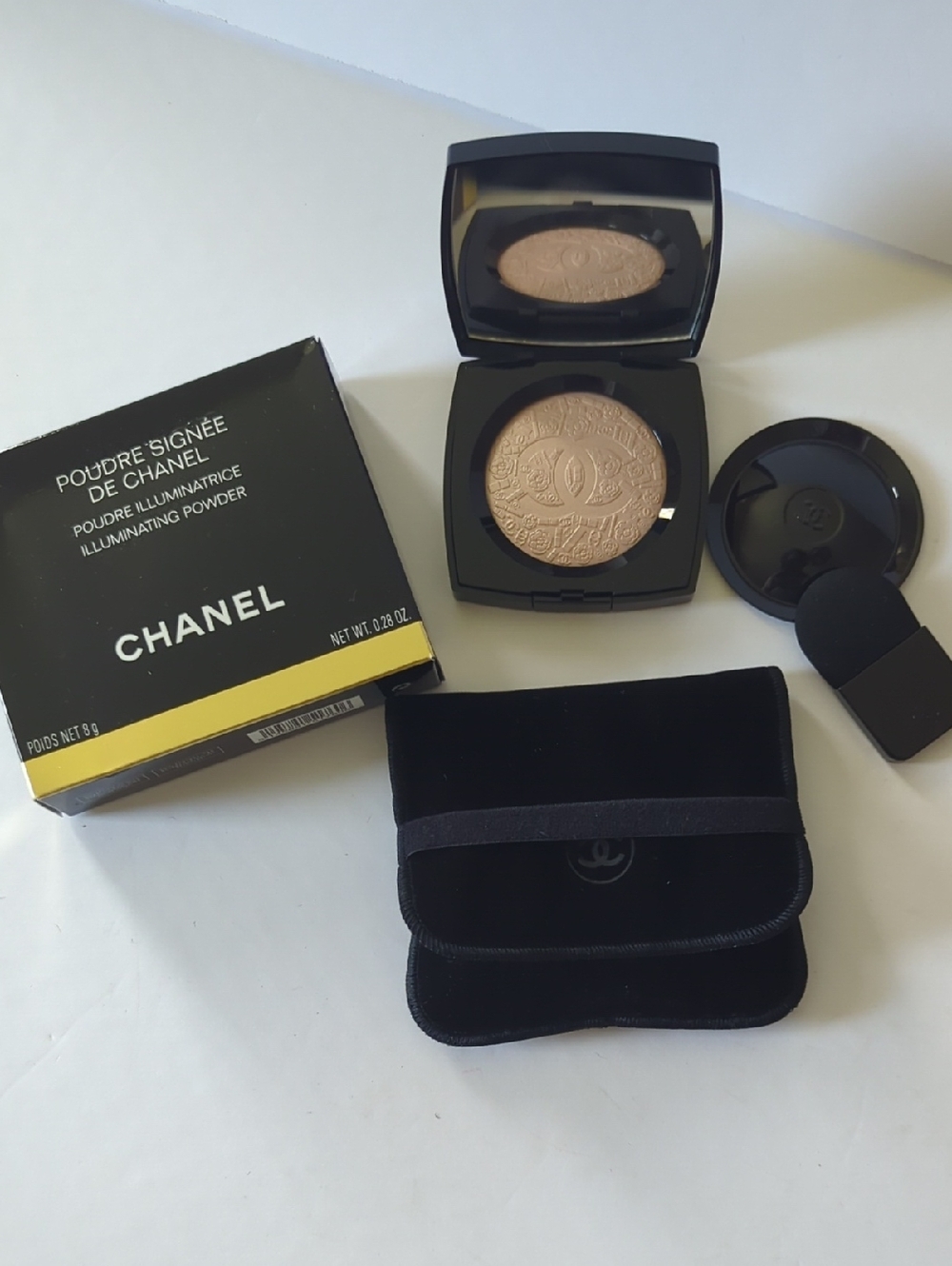 CHANEL Illuminating Powder Compact - Light Beige Finish